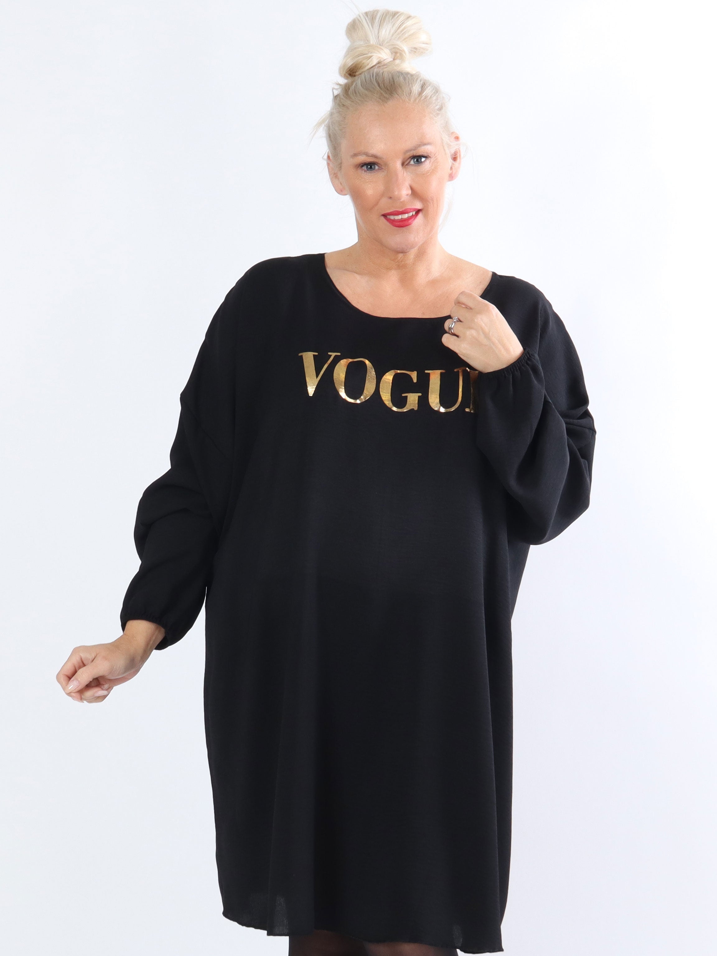 Nella - Cool plussize klänning med guldfärgad skrift